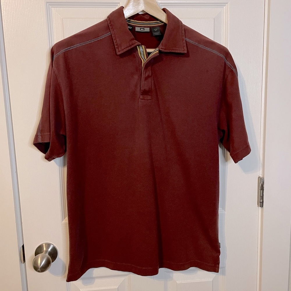 REI burgundy red polo shirt w/ contrast stitching mens sz M
